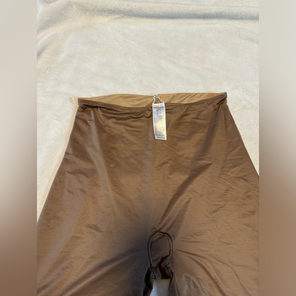 Spanx Reversible Smoothing Shorts - Picture 9 of 9